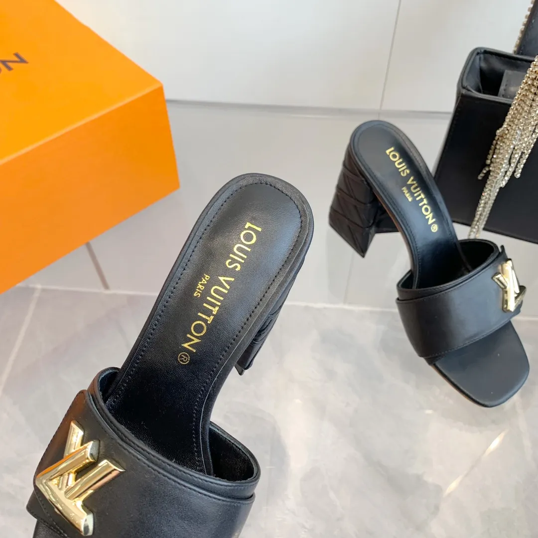 👟👟Ex-factory price 520👟👟 LV | Louis Vuitton ²⁰²³ 𝐬𝐬 🧡💚2️⃣0️⃣2️⃣4️⃣Early spring new model, top version⚠️ The counter features the latest models, square toe sandals, hard goods are new🆕 ❥Purchase level! Full of high-end feel! A popular model among bloggers at home and abroad, it’s retro and fashionable and looks amazing on your feet! Mainly recommended model on the official website★ ━━━━━ ЅᏇєєt ━━━━━ ▪️Upper: original cowhide + metal buckle ▪️Lining: imported goatskin lining ▪️Outsole: original Italian leather outsole ▪️Heel height: 5.5cm 9cm ▪️Shoe size: 35-39 (40 and 41 customized items are not returnable or exchangeable)